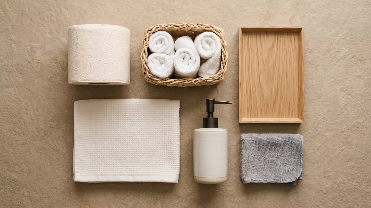 Flatlay-Arrangement rund um Toilettenpapier mit passenden Requisiten von oben, neutral