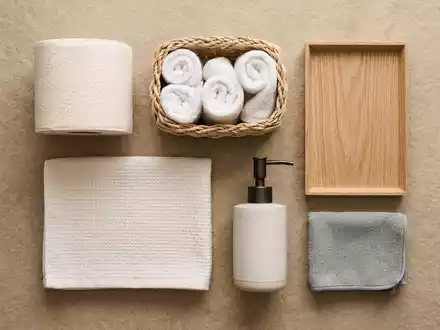 Flatlay-Arrangement rund um Toilettenpapier zum Thema Zewa Toilettenpapier, ISIN SE0017768716, weiches Oberlicht - Foto: THN