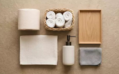 Flatlay-Arrangement rund um Toilettenpapier zum Thema Zewa Toilettenpapier, ISIN SE0017768716, weiches Oberlicht - Foto: THN