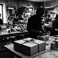 Schwarzweiss-Reportage mit Geschenkbox zum Thema Etsy Geschenke, ISIN US29786A1060, hoher Kontrast, sachlich dargestellt - Foto: THN