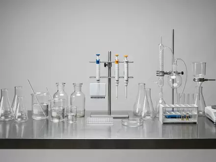 Fotorealistische Studioaufnahme von Laborarbeitsplatz zum Thema Evotec Forschung, ISIN DE0005664809, klare Lichtfuehrung - Foto: THN