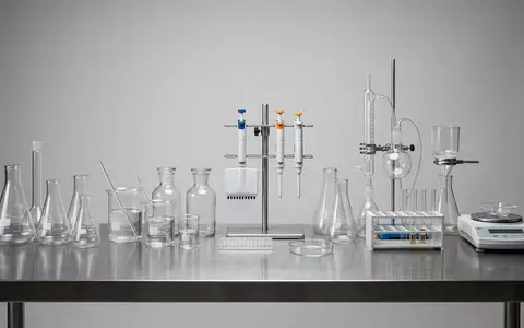 Fotorealistische Studioaufnahme von Laborarbeitsplatz zum Thema Evotec Forschung, ISIN DE0005664809, klare Lichtfuehrung - Foto: THN