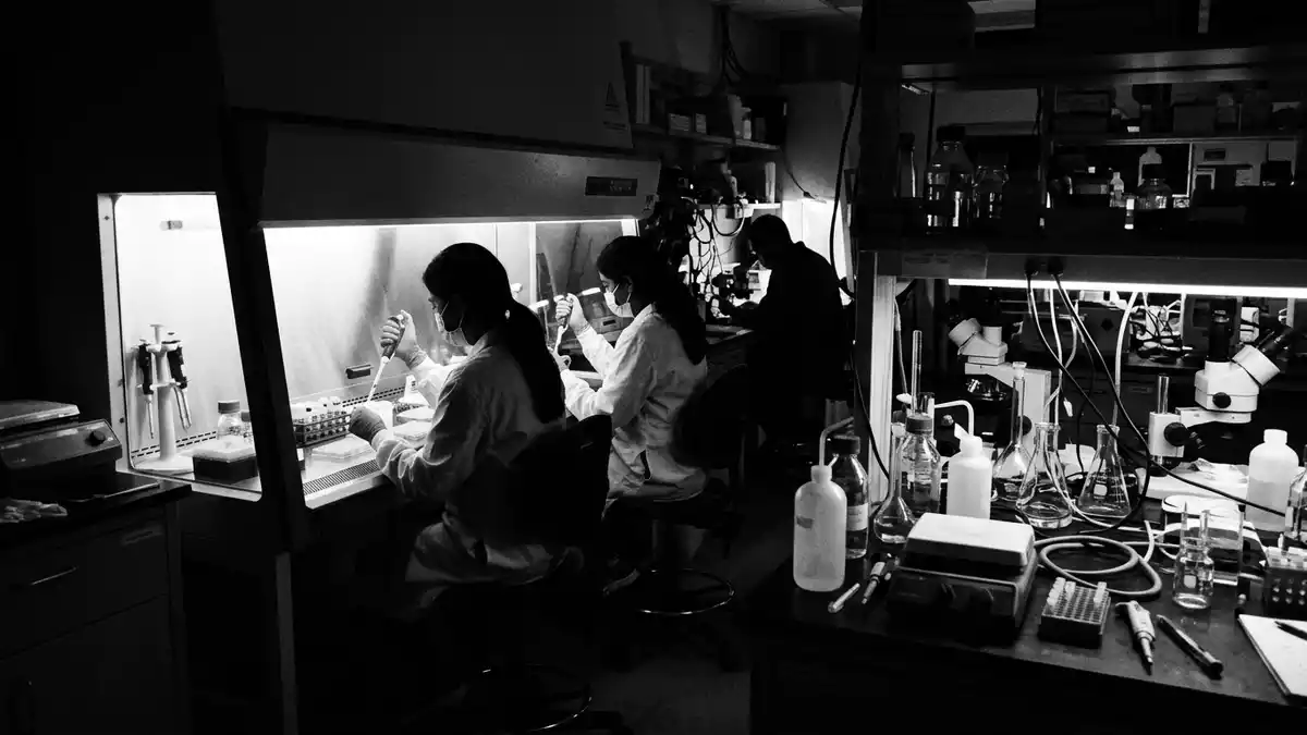 Schwarzweiss-Reportagebild mit Laborarbeitsplatz in dokumentarischer Arbeitsumgebung