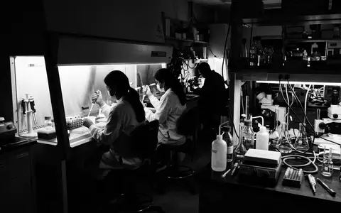 Schwarzweiss-Reportage mit Laborarbeitsplatz zum Thema Evotec Forschung, ISIN DE0005664809, hoher Kontrast, sachlich dargestellt - Foto: THN
