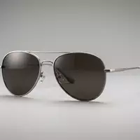 Fotorealistische Studioaufnahme von Pilotenbrille zum Thema Ray-Ban Aviator, ISIN FR0000121667, klare Lichtfuehrung - Foto: THN