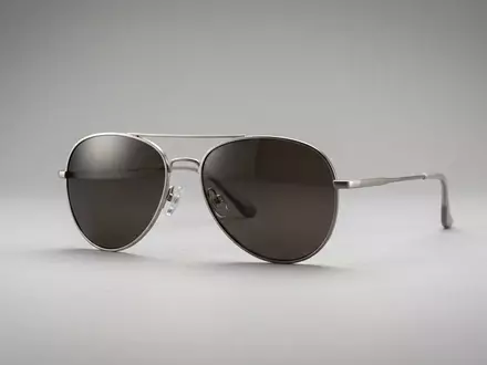 Fotorealistische Studioaufnahme von Pilotenbrille zum Thema Ray-Ban Aviator, ISIN FR0000121667, klare Lichtfuehrung - Foto: THN