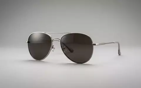 Fotorealistische Studioaufnahme von Pilotenbrille zum Thema Ray-Ban Aviator, ISIN FR0000121667, klare Lichtfuehrung - Foto: THN