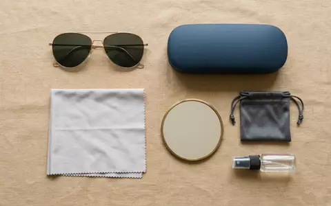 Flatlay-Arrangement rund um Pilotenbrille zum Thema Ray-Ban Aviator, ISIN FR0000121667, weiches Oberlicht - Foto: THN