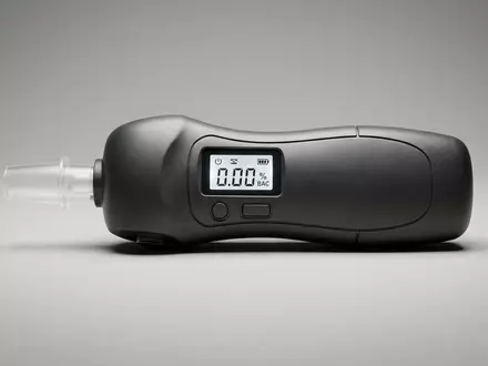 Fotorealistische Studioaufnahme von Atemalkoholtester zum Thema Dräger Alkoholtester, ISIN DE0005310304, klare Lichtfuehrung - Foto: THN