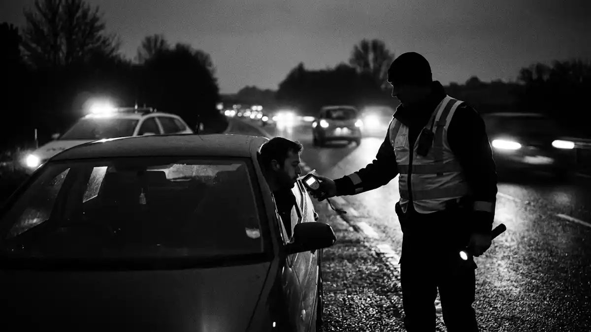 Schwarzweiss-Reportagebild mit Atemalkoholtester in dokumentarischer Arbeitsumgebung