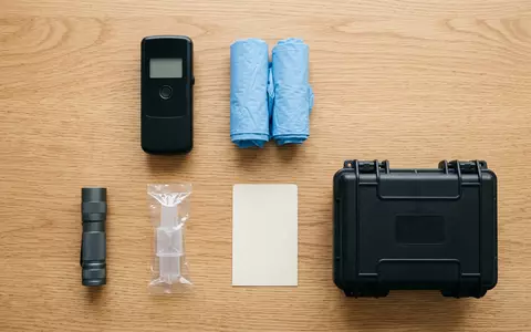 Flatlay-Arrangement rund um Atemalkoholtester zum Thema Dräger Alkoholtester, ISIN DE0005310304, weiches Oberlicht - Foto: THN