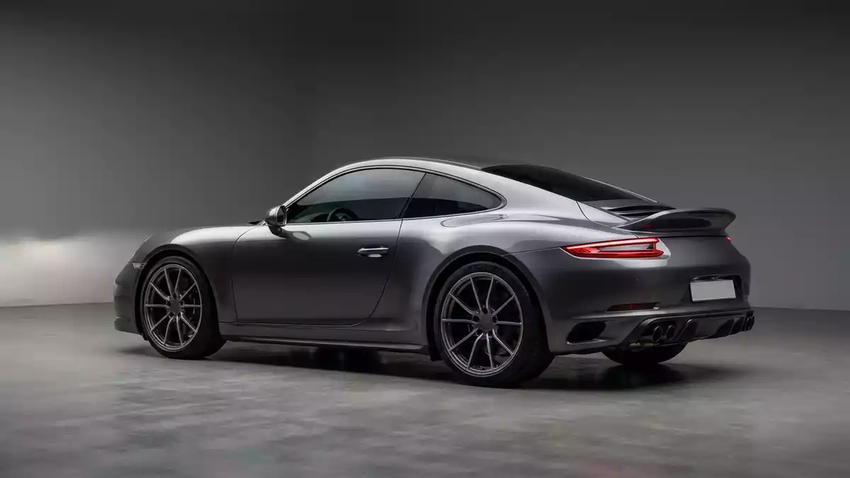 Fotorealistische Studioansicht von Sportcoupé in neutraler Produktdarstellung, neutral