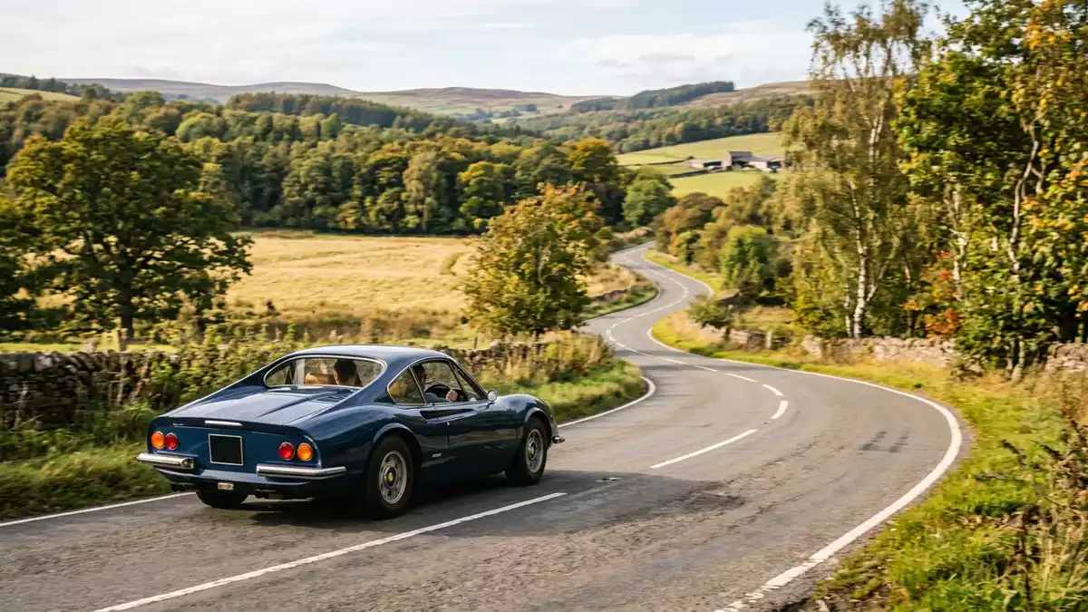 Fotorealistische Ansicht von Sportcoupé auf der Landstraße in realer Umgebung, neutral