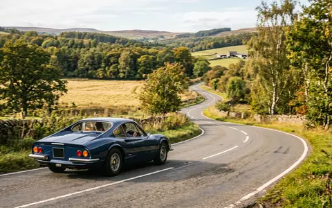 Fotorealistische Aufnahme von Sportcoupé auf der Landstraße zum Thema Porsche 911, ISIN DE000PAG9113, natuerliches Licht - Foto: THN