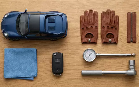 Flatlay-Arrangement rund um Sportcoupé zum Thema Porsche 911, ISIN DE000PAG9113, weiches Oberlicht - Foto: THN