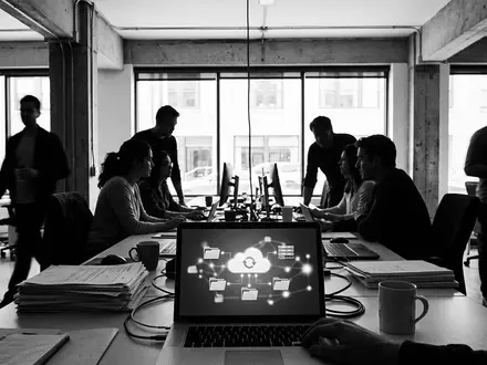 Schwarzweiss-Reportage mit Cloud-Laptop zum Thema Dropbox Plus, ISIN US26210C1045, hoher Kontrast, sachlich dargestellt - Foto: THN
