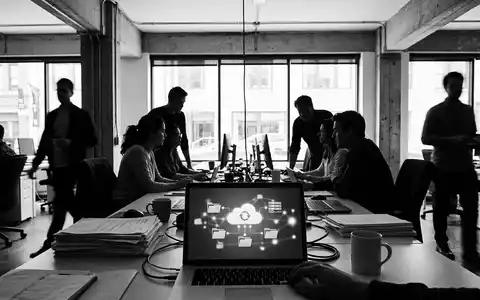 Schwarzweiss-Reportage mit Cloud-Laptop zum Thema Dropbox Plus, ISIN US26210C1045, hoher Kontrast, sachlich dargestellt - Foto: THN