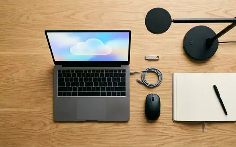 Flatlay-Arrangement rund um Cloud-Laptop zum Thema Dropbox Plus, ISIN US26210C1045, weiches Oberlicht - Foto: THN