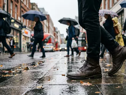 Fotorealistische Aufnahme von Lederstiefel in der Stadt zum Thema Dr. Martens 1460 Boots, ISIN GB00BL6NGV24 - Foto: THN
