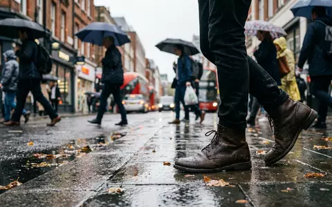 Fotorealistische Aufnahme von Lederstiefel in der Stadt zum Thema Dr. Martens 1460 Boots, ISIN GB00BL6NGV24 - Foto: THN