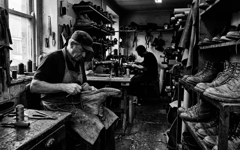 Schwarzweiss-Reportage mit Lederstiefel zum Thema Dr. Martens 1460 Boots, ISIN GB00BL6NGV24, hoher Kontrast - Foto: THN