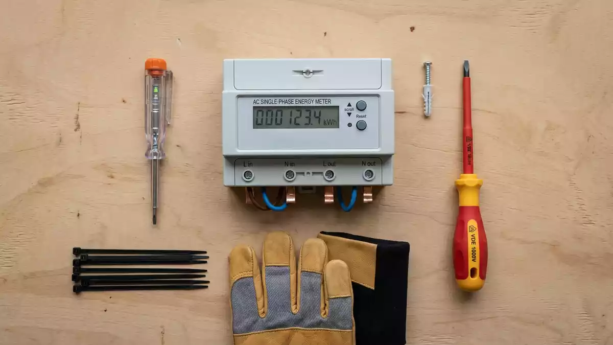 Flatlay-Arrangement rund um Stromzähler mit passenden Requisiten von oben, neutral