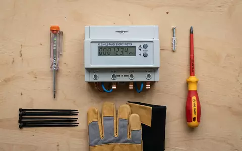 Flatlay-Arrangement rund um Stromzähler zum Thema E.ON Stromtarif, ISIN DE000ENAG999, weiches Oberlicht - Foto: THN
