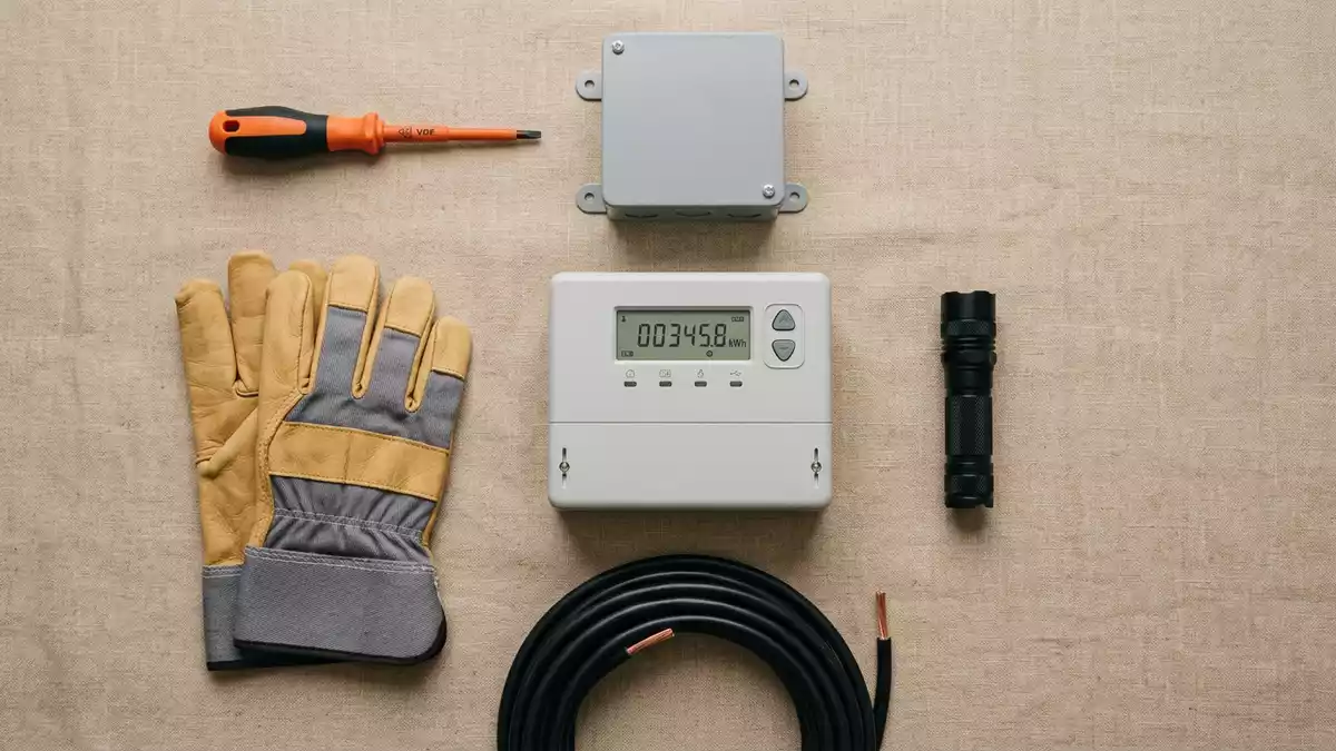 Flatlay-Arrangement rund um Stromzähler mit passenden Requisiten von oben, neutral