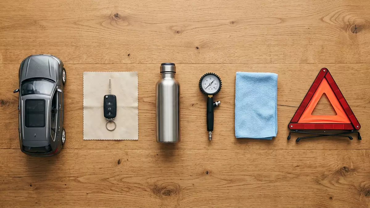 Flatlay-Arrangement rund um Kompakt-SUV mit passenden Requisiten von oben, neutral