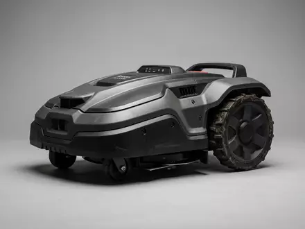 Fotorealistische Studioaufnahme von Mähroboter zum Thema Husqvarna Automower, ISIN SE0001662230, klare Lichtfuehrung - Foto: THN