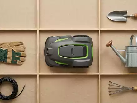 Flatlay-Arrangement rund um Mähroboter zum Thema Husqvarna Automower, ISIN SE0001662230, weiches Oberlicht - Foto: THN