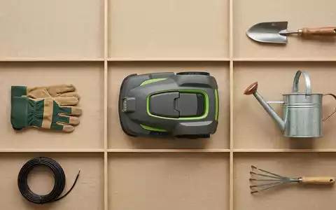 Flatlay-Arrangement rund um Mähroboter zum Thema Husqvarna Automower, ISIN SE0001662230, weiches Oberlicht - Foto: THN