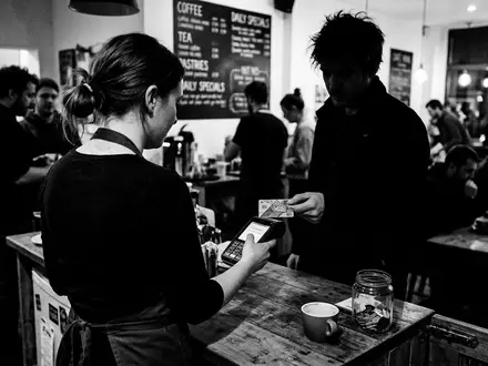 Schwarzweiss-Reportage mit Kreditkarte zum Thema HSBC Kreditkarte, ISIN GB0005405286, hoher Kontrast, sachlich dargestellt - Foto: THN