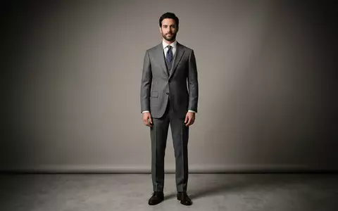 Fotorealistische Studioaufnahme von Herrenanzug zum Thema BOSS Anzug, ISIN DE000A1PHFF7, klare Lichtfuehrung - Foto: THN