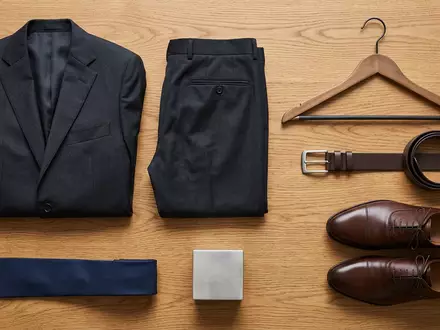 Flatlay-Arrangement rund um Herrenanzug zum Thema BOSS Anzug, ISIN DE000A1PHFF7, weiches Oberlicht - Foto: THN