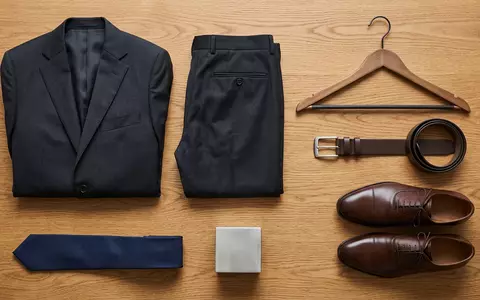Flatlay-Arrangement rund um Herrenanzug zum Thema BOSS Anzug, ISIN DE000A1PHFF7, weiches Oberlicht - Foto: THN