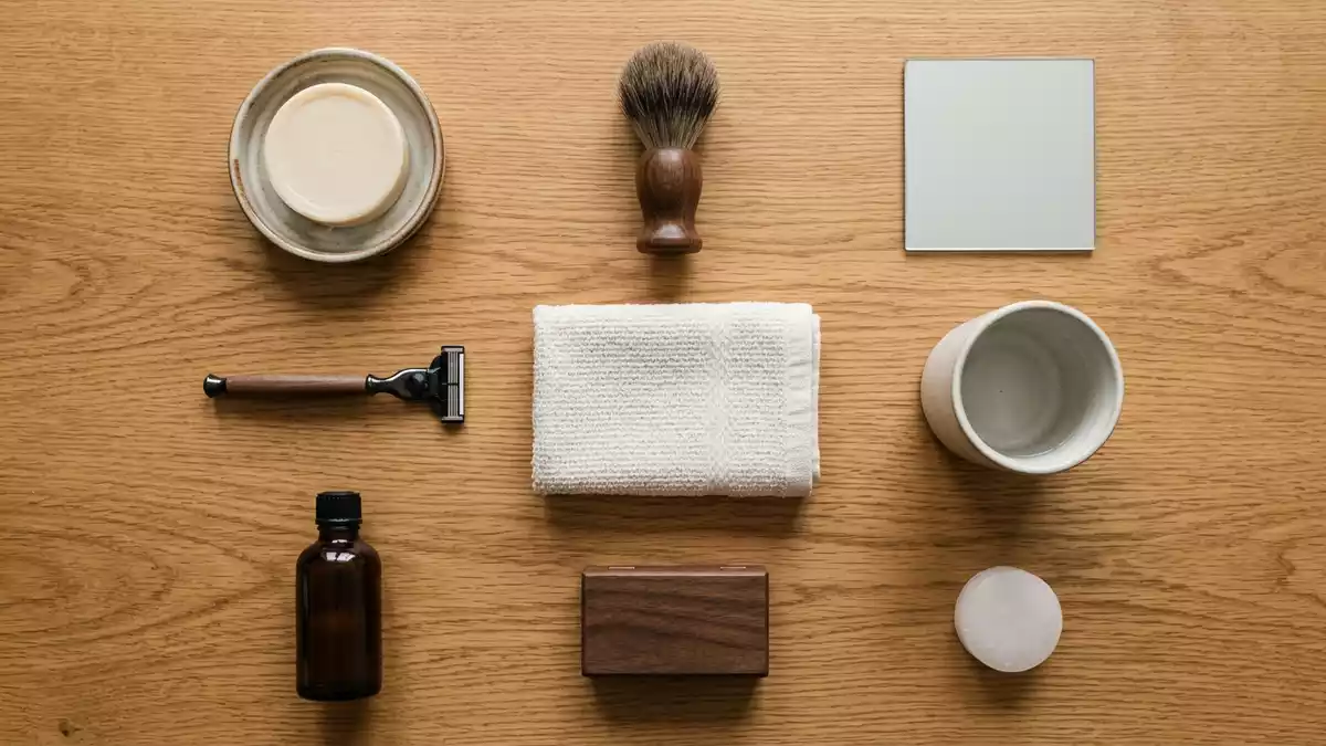 Flatlay-Arrangement rund um Systemrasierer mit passenden Requisiten von oben, neutral