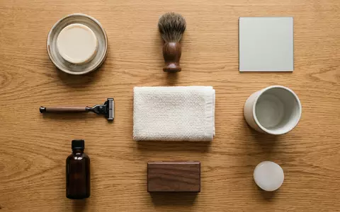 Flatlay-Arrangement rund um Systemrasierer zum Thema Wilkinson Sword Rasierer, ISIN US28035Q1022, weiches Oberlicht - Foto: THN