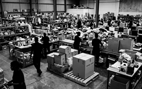 Schwarzweiss-Reportage mit Versandkarton zum Thema eBay Auktion, ISIN US2786421030, hoher Kontrast, sachlich dargestellt - Foto: THN