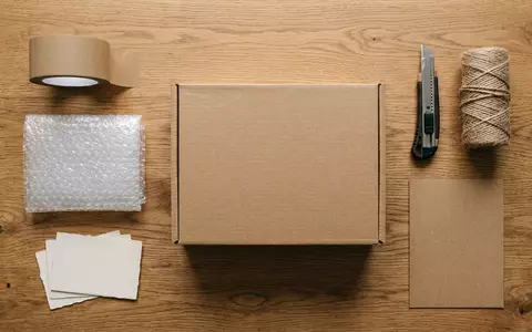 Flatlay-Arrangement rund um Versandkarton zum Thema eBay Auktion, ISIN US2786421030, weiches Oberlicht - Foto: THN