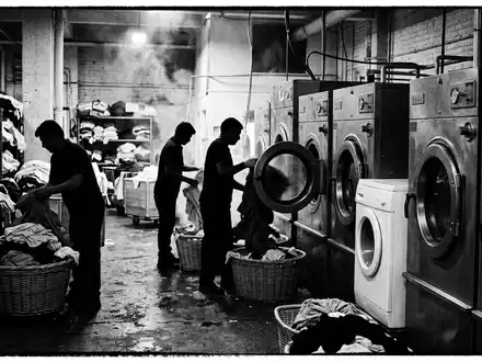 Schwarzweiss-Reportage mit Waschmaschine zum Thema AEG Waschmaschine, ISIN SE0000103814, hoher Kontrast, sachlich dargestellt - Foto: THN