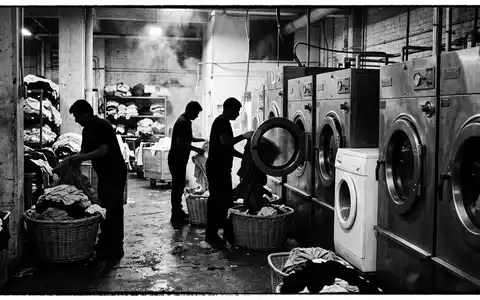 Schwarzweiss-Reportage mit Waschmaschine zum Thema AEG Waschmaschine, ISIN SE0000103814, hoher Kontrast, sachlich dargestellt - Foto: THN