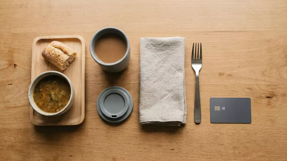 Flatlay-Arrangement rund um Zahlungskarte mit passenden Requisiten von oben, neutral