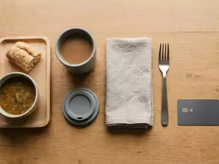 Flatlay-Arrangement rund um Zahlungskarte zum Thema Ticket Restaurant, ISIN FR0010908533, weiches Oberlicht - Foto: THN