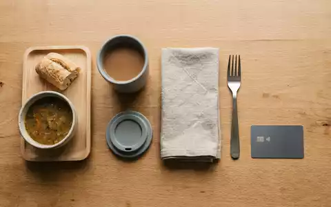 Flatlay-Arrangement rund um Zahlungskarte zum Thema Ticket Restaurant, ISIN FR0010908533, weiches Oberlicht - Foto: THN