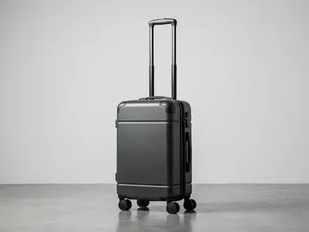 Fotorealistische Studioaufnahme von Handgepäckkoffer zum Thema easyJet Flug, ISIN GB00B7KR2P84, klare Lichtfuehrung - Foto: THN