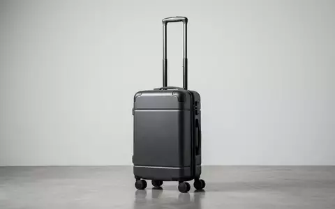 Fotorealistische Studioaufnahme von Handgepäckkoffer zum Thema easyJet Flug, ISIN GB00B7KR2P84, klare Lichtfuehrung - Foto: THN