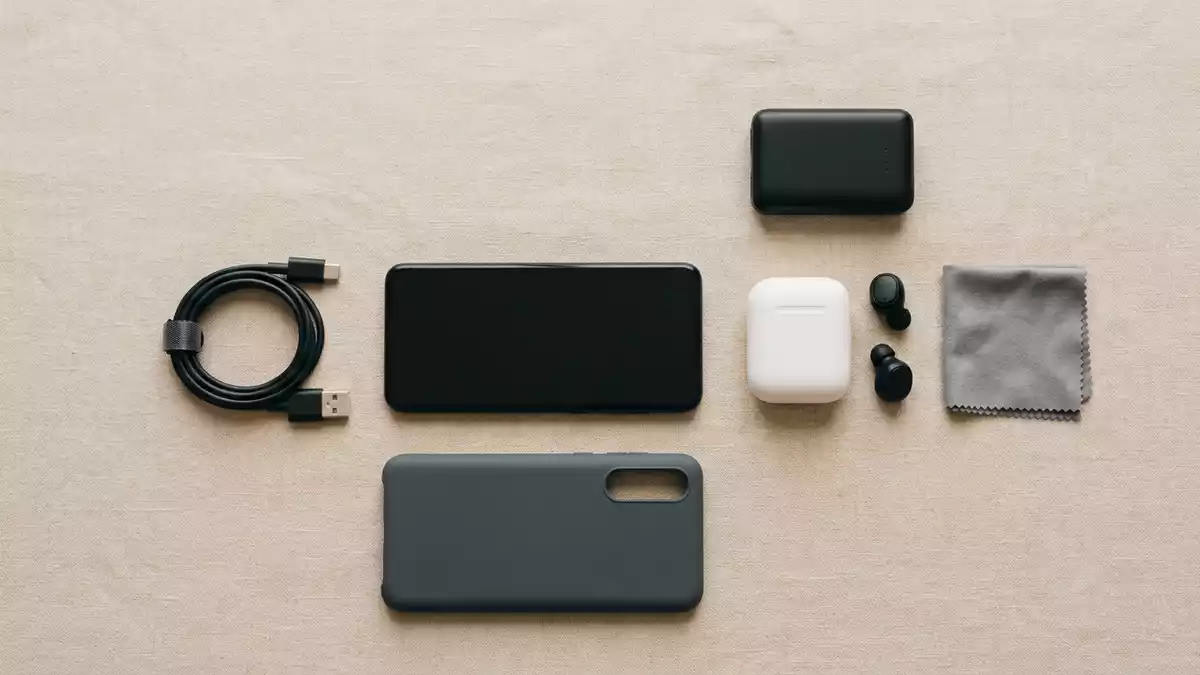 Flatlay-Arrangement rund um Smartphone mit passenden Requisiten von oben, neutral