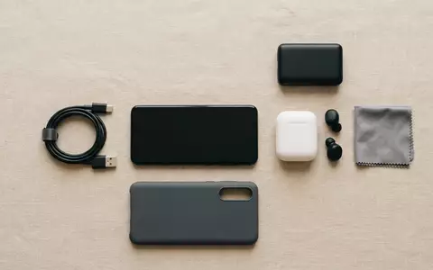 Flatlay-Arrangement rund um Smartphone zum Thema Samsung Galaxy S24, ISIN KR7005930003, weiches Oberlicht - Foto: THN