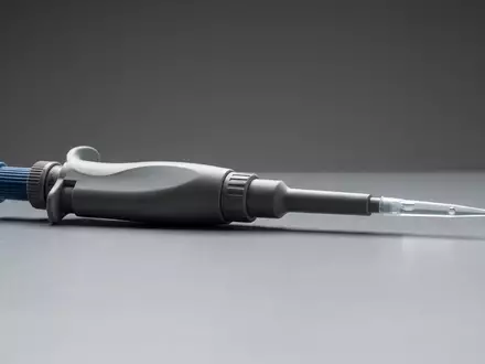 Fotorealistische Studioaufnahme von Laborpipette zum Thema Sartorius Pipette, ISIN FR0013154002, klare Lichtfuehrung - Foto: THN